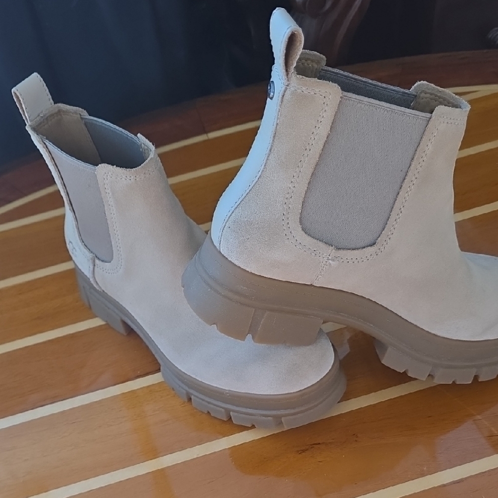 Uggs Women's Ankle Boots in Beige Suede